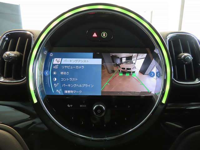 バックカメラ＆前後方パークセンサーはリバースシフトに連動し、ナビゲーションモニター上へ切り替わります。前後方部死角にある障害物等を検知すると警告音で知らせてくれます。