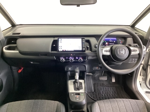 車内は光触媒抗菌消臭施工済です。インパネ周りはスタイリッシュなデザインで機能や装備も充実しています。グローブボックスやカップホルダーのほかにトレーなどたくさんの収納スペースが付いています。