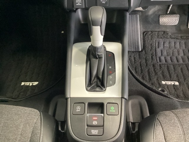 CVT車のセレクトレバーです。低速から高速まで、変速ショックのないスムーズな走りと、エンジン効率のよい領域を維持して燃費にも貢献します。サイドブレーキはスイッチ操作の電子制御パーキングブレーキです。