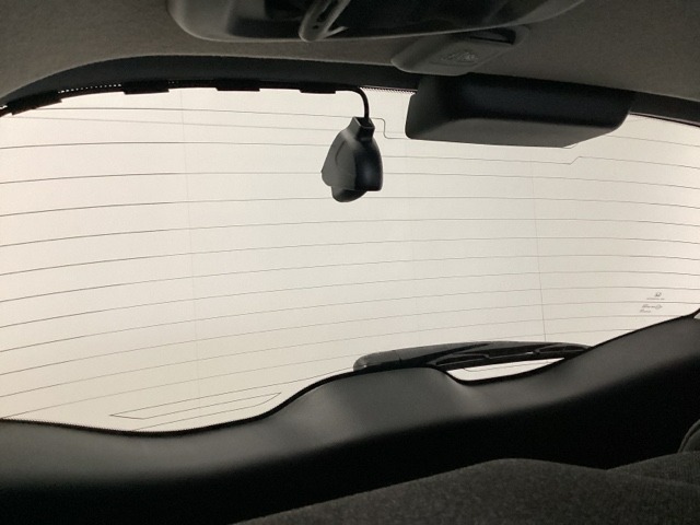 後方にもドライブレコーダーのカメラが付いています。前後両方でお車の周りを監視・記録いたします。
