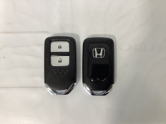 スマートキーを装備しています。鍵を差し込むことなくドアロックの開け閉めと、スタートボタン操作でのエンジンスタートができます。スペアキーも同じものを用意しております。