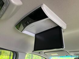 【フリップダウンモニター】大画面モニターで後席でもエンタメをお楽しみいただけます。小さなお子様にも大人気の装備です♪