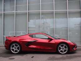 コルベット史上初のミッドシップモデルとなった、8代目コルベット。7代目や歴代のコルベットの特徴を残しつつ、新たなデザインへと変化いたしました。