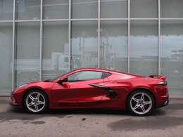 横からの外観もフロント、リアのような堂々としたものに。