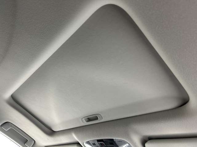 【ツインムーンルーフ】天井から太陽の穏やかな光や爽やかな風を取り込むことができる、トヨタの「サンルーフ」です！頭上のスイッチでムーンルーフを開閉することができます。