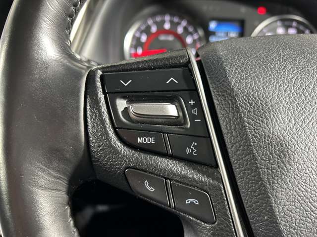 【ステアリングスイッチ】手元のボタンから、オーディオやナビなどの操作ができるので、よそ見をせずに安全に運転に集中できます！