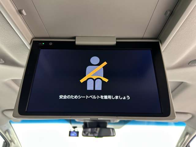 【後席モニター（フリップダウンモニター）】後部座席からも、DVDや映画・ライブ映像など様々な動画が楽しめドライブが退屈しません！※機種によって接続できる映像が異なります。