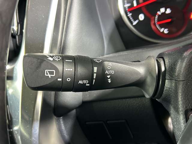 【オートワイパー（AUTO）】雨が降り出した時に、雨滴検出用センサー（レインセンサー）が雨滴を感知すると、自動でワイパーが動作します。