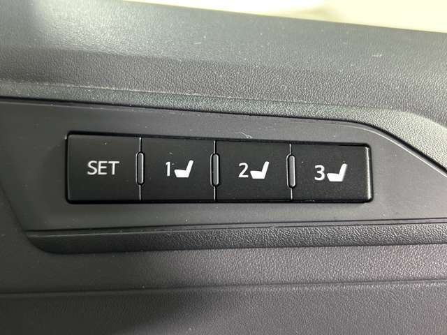 【ポジションメモリー（パワーシート）】それぞれのスイッチを押すと、あらかじめ設定したドライビングポジションに自動で調整してくれます。シートポジションがしっかり決まると、毎日の運転が楽になりますね！