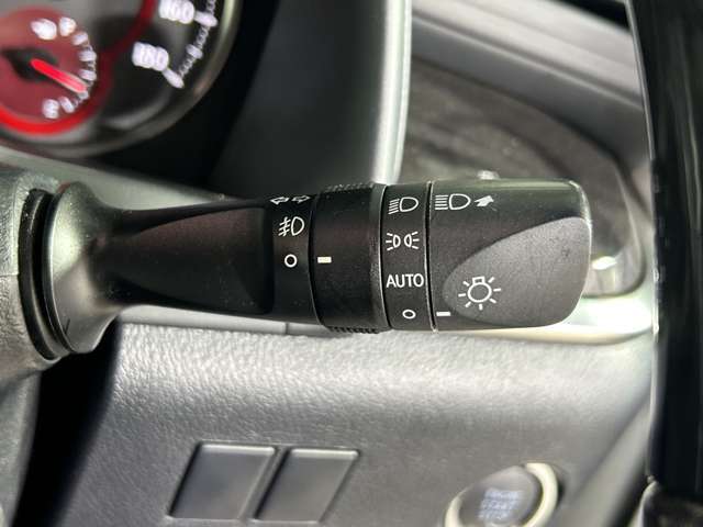 【オートライト（AUTO）】外の明るさをシステムが感知して、自動でヘッドライトが点灯します！ヘッドライトをつけ忘れを防ぐ便利機能です。