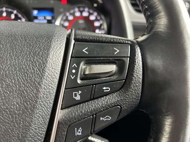 【レーンディパーチャーアラート（LDA）】クルマが車線または走路から逸脱する可能性がある場合に、ブザーまたはハンドルの振動により注意をうながします。機能には限界があるためご注意ください。