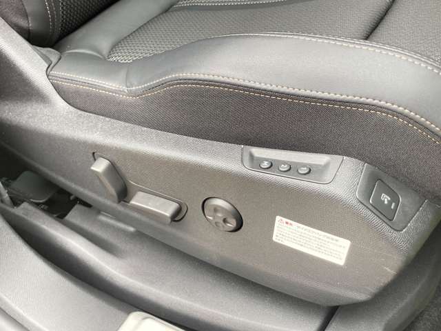 運転席メモリー付電動シート＆マルチポイントランバーサポート（内蔵された8つのマルチポイントが空気圧により膨張収縮し、肩から腰部をサポート。ロングドライブ時のストレスを緩和してくれます。