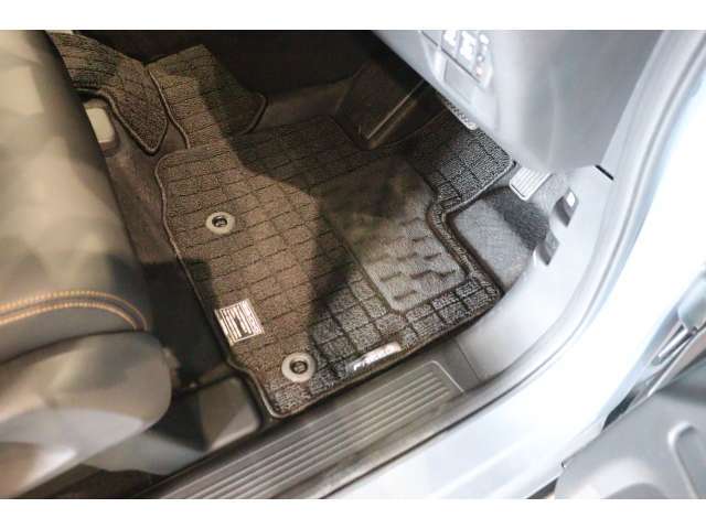 フロアマット装着済み！汚れがちなフロアマットもきれいな状態ですよ♪