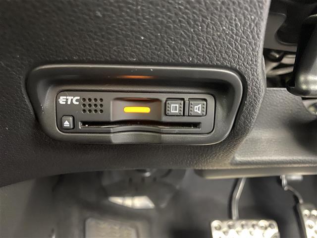 【ETC】有料道路を利用する際に料金所で停止することなく通過できる、ETC車載器（ノンストップ自動料金収受システム機器）が装備されています。セットアップを行うことで利用可能になります。