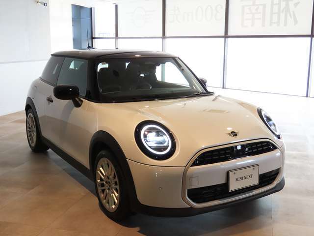 フロントフェイスはMINIアイコンとして永らく愛されるデザイン性の良さと、ブランドの魅力を感じる事ができます。