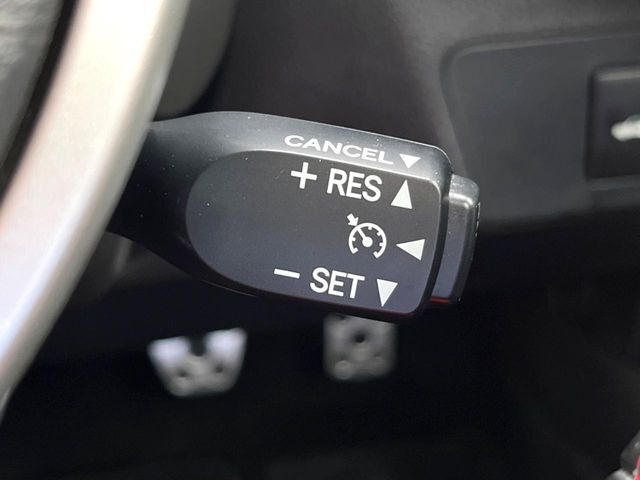 【クルーズコントロール】高速道路もラクラク走行。アクセルを離しても一定速度で走行ができ、長距離運転時の負担を軽減！加速・減速も簡単なスイッチ操作で調整できます。