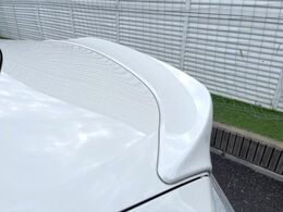 【リヤスポイラー】スポーツカーらしさがグッと引き立つ大型リヤスポイラーを装着♪高速走行時のスタビリティ（走行安定性）向上に役立ちます。