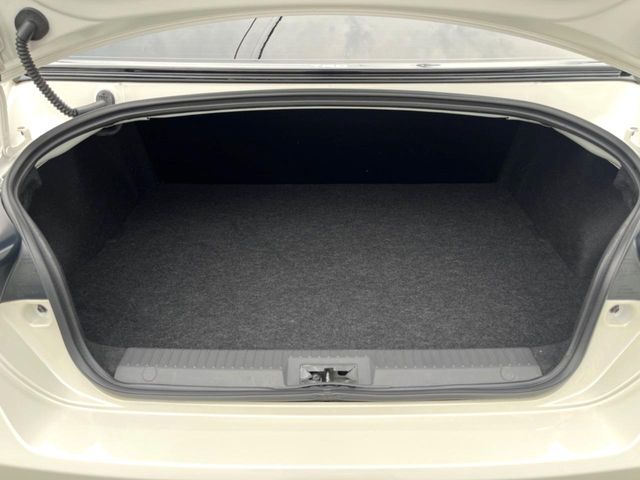 積み下ろしのしやすいデッキにはたっぷりと荷物を積み込んでいただけます。遊びから仕事まで、様々なシーンで頼れます♪