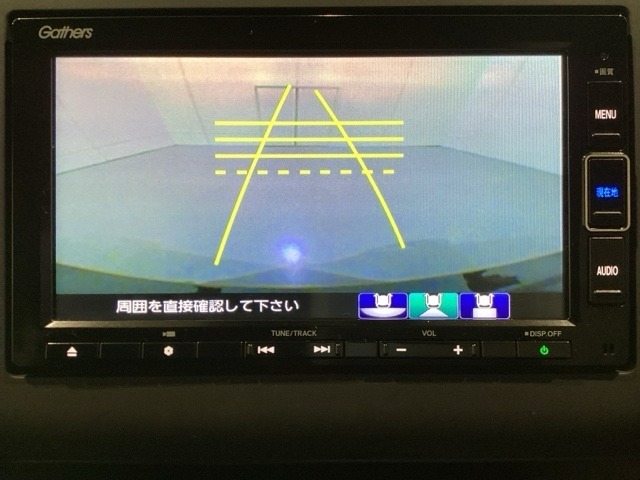 バックでの車庫入れも安心です！　リアカメラが付いているバックモニター付のナビを装備しております。操作線もついており距離感も画面から確認できます。