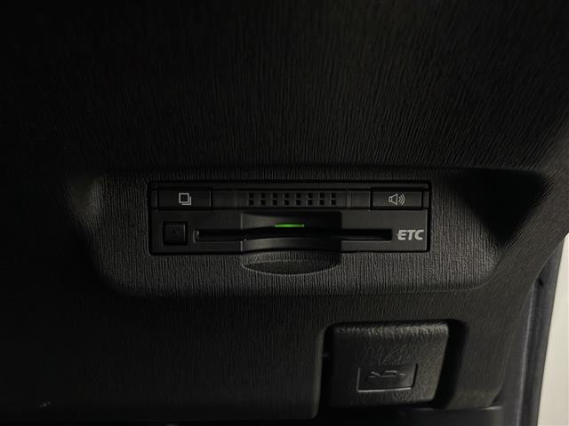 【ETC】有料道路を利用する際に料金所で停止することなく通過できる、ETC車載器（ノンストップ自動料金収受システム機器）が装備されています。セットアップを行うことで利用可能になります。