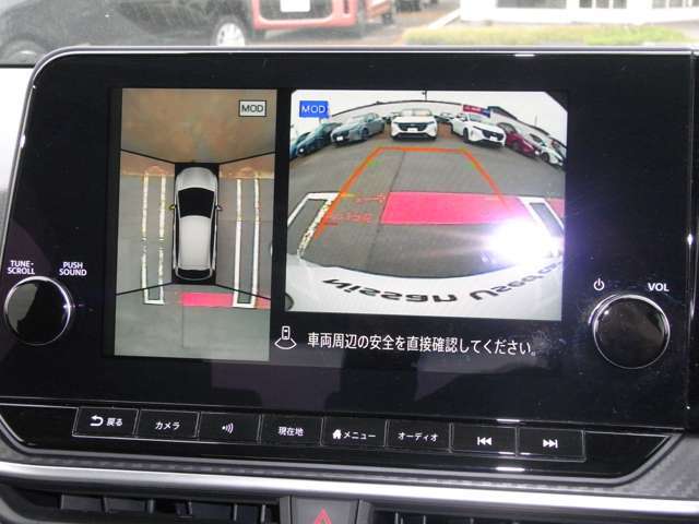 アラウンドビューM搭載！9インチ大型ナビには、真上から見下ろしているかのような映像を見ながらスムースに駐車できます。さらに人や自転車など周囲に動くものがあると表示とブザーでお知らせしますので安心です。