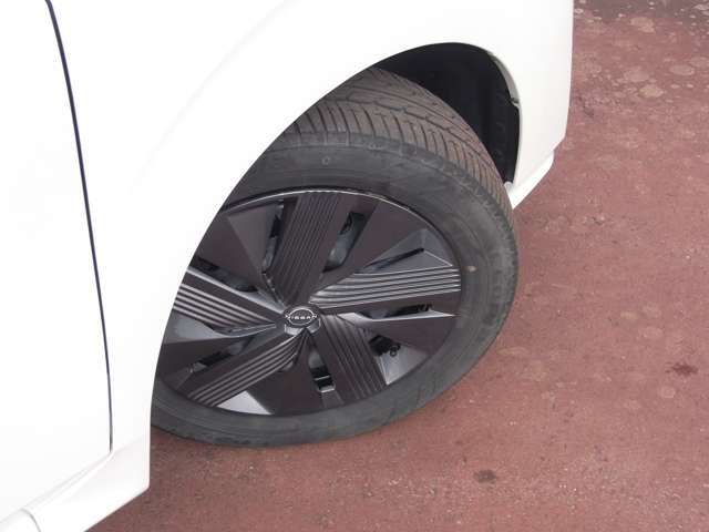 185/60R16タイヤ＋スタイリッシュな専用ホイールカバーです。スタッドレスタイヤや各種オプションのご注文も承っております(^^)/