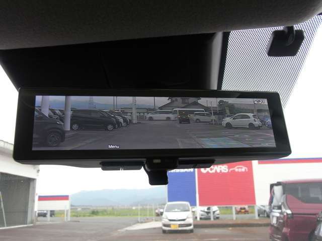 インテリジェント ルームミラーは、車両後方のカメラ映像をミラー面に映し出すので、車内の状況や、天候などに影響されずいつでもクリアな後方視界が得られます。