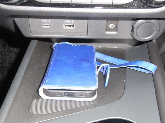 置くだけでQi対応スマートフォン*が充電できるワイヤレス充電器を採用。スマートフォンを置いた時のみ自動判別して充電を開始するので、他のものも自由に置けます。USBソケットはタイプAとCの接続が可能です。