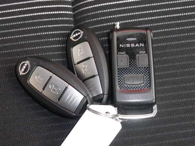 インテリジェントキー（運転席・助手席・バックドア感知、キー2個）に加え、リモコンスターター付きです。暑い夏や寒い冬に乗車前に車内の温度を快適にしてくれますのでうれしいですね！