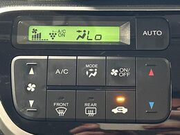 【オートエアコン】一度お好みの温度に設定すれば、車内の温度を検知し風量や温度を自動で調整。暑い…寒い…と何度もスイッチ操作をする必要はありません。快適な車内空間には必須の機能ですね♪