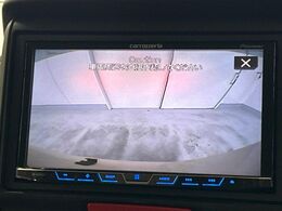【バックカメラ】駐車時に後方がリアルタイム映像で確認できます。大型商業施設や立体駐車場での駐車時や、夜間のバック時に大活躍！運転スキルに関わらず、今や必須となった装備のひとつです！