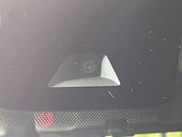 【三菱e-Assist】走行中に前方の車両等を認識し、衝突しそうな時は警報とブレーキで衝突回避と被害軽減をアシスト。より安全にドライブをお楽しみいただけます。