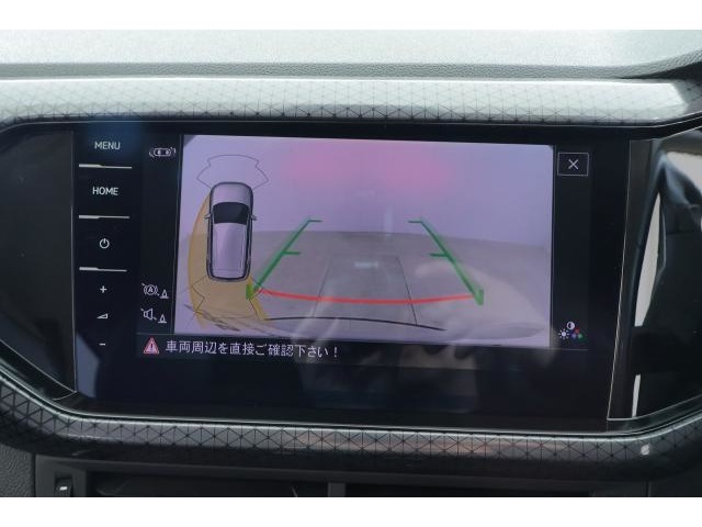 リヤビューカメラ：車両後方の映像を映し出します。画面にはガイドラインが表示され、車庫入れや縦列駐車を容易にしてくれます。