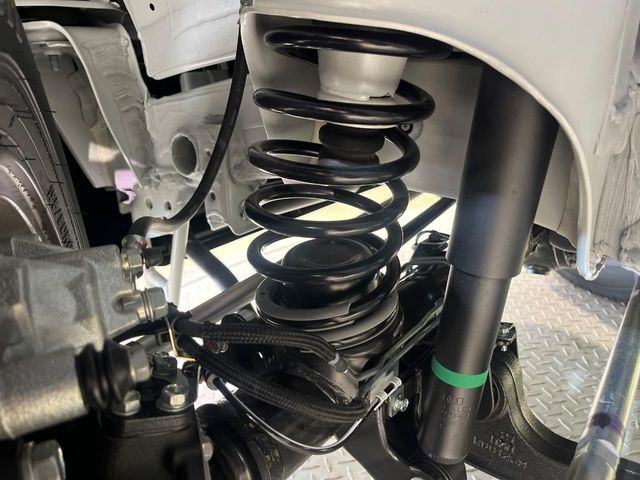 お車を安心してお乗りいただく為には、足回りの定期点検が欠かせません。サービスサポート（有償保証）では無料点検もご提供しており、安心のカーライフをお過ごしいただけるサポート体制が整っています。