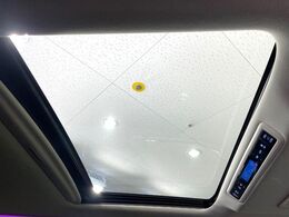 【サンルーフ】開放感たっぷりの希少装備、サンルーフが装着されています！車内に明かりを取り入れたり景色を楽しむ以外にも、車内の空気も簡単に換気できて快適です！