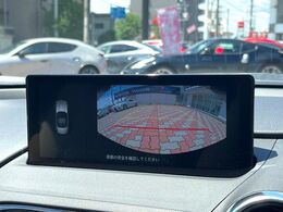 【バックカメラ】駐車時に後方がリアルタイム映像で確認できます。大型商業施設や立体駐車場での駐車時や、夜間のバック時に大活躍！運転スキルに関わらず、今や必須となった装備のひとつです！