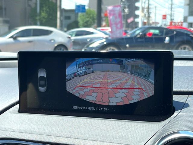 【バックカメラ】駐車時に後方がリアルタイム映像で確認できます。大型商業施設や立体駐車場での駐車時や、夜間のバック時に大活躍！運転スキルに関わらず、今や必須となった装備のひとつです！