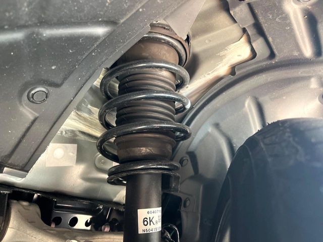 お車を安心してお乗りいただく為には、足回りの定期点検が欠かせません。サービスサポート（有償保証）では無料点検もご提供しており、安心のカーライフをお過ごしいただけるサポート体制が整っています。