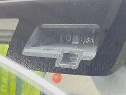 【スズキ　セーフティサポート】走行中に前方の車両等を認識し、衝突しそうな時は警報とブレーキで衝突回避と被害軽減をアシスト。より安全にドライブをお楽しみいただけます。