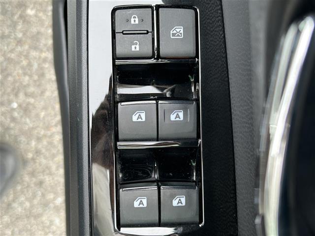 【パワーウインドウ】運転席のスイッチで、各席の窓ガラスの開閉ができます！あると便利ですよね！