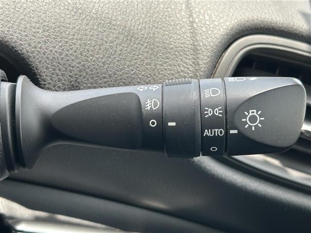 【オートライト（AUTO）】外の明るさをシステムが感知して、自動でヘッドライトが点灯します！ヘッドライトをつけ忘れを防ぐ便利機能です。
