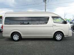 10人乗りのBIGキャビンで、ゴルフ場・ホテル・空港への送迎や、結婚式場など様々なシーンで活躍するハイエース！