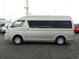全長5.4mのスーパーロング＆ハイルーフで余裕のある車内空間を実現！左右にキャプテンシートを4脚装備したVIP使用の送迎車です！