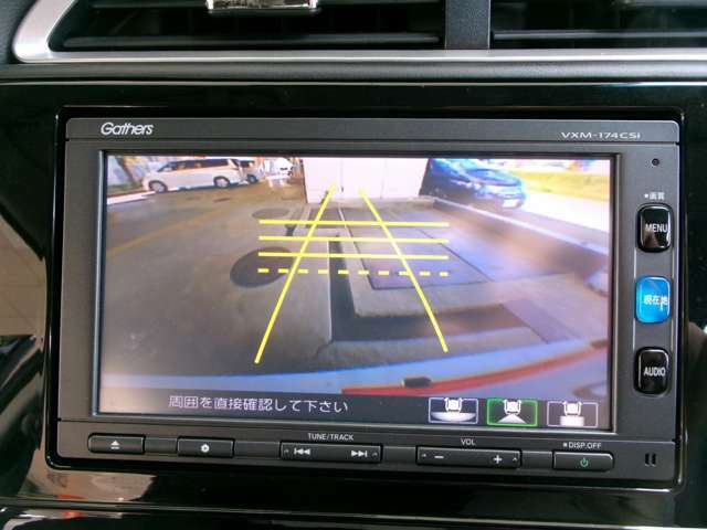 リアにはバックカメラが取り付けられております！シフトレバーをRに入れるだけで、後方の映像がナビに映し出されます！狭い駐車場や夜間など様々な場面で活躍してくれる機能の一つです！