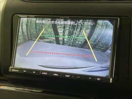 【バックカメラ】駐車時に後方がリアルタイム映像で確認できます。大型商業施設や立体駐車場での駐車時や、夜間のバック時に大活躍！運転スキルに関わらず、今や必須となった装備のひとつです！