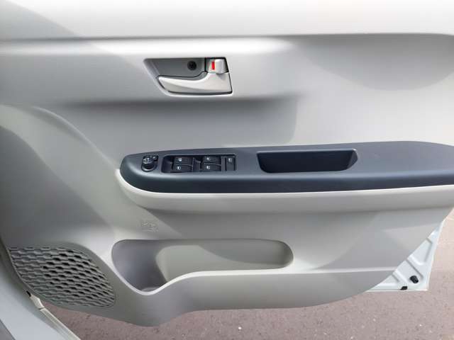 パワーウィンドウのスイッチです。運転席に居ながら窓を開け閉めのコントロールできます！