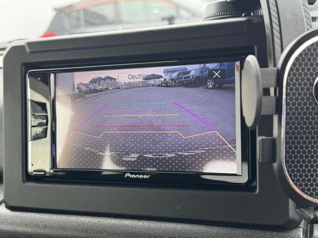 【バックカメラ】駐車時に後方がリアルタイム映像で確認できます。大型商業施設や立体駐車場での駐車時や、夜間のバック時に大活躍！運転スキルに関わらず、今や必須となった装備のひとつです！
