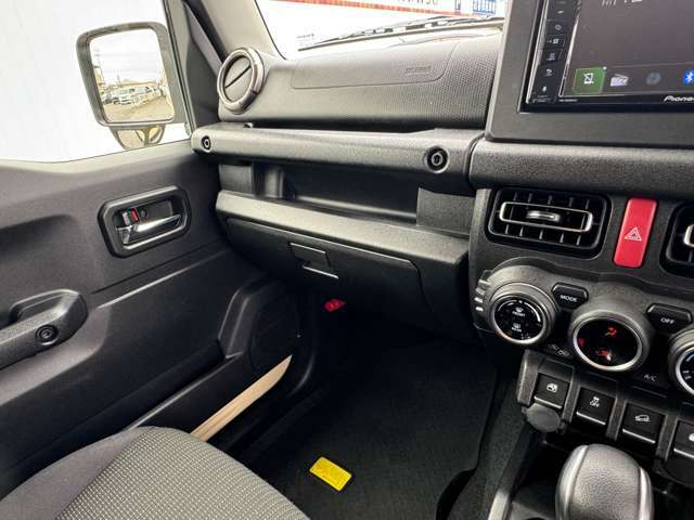 【室内】コックピット。車内もキレイで嫌な臭いもありません！ご納車後の臭いが付きにくくなる「空気触媒コーティング」もあります。