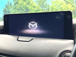 【12.3インチマツダコネクト】車内の雰囲気にマッチした大型ディスプレイ。スマホ接続でのナビ使用やBluetooth再生等、様々な機能が楽しめます。直感的なダイヤル操作が可能で、使い勝手も良好です。