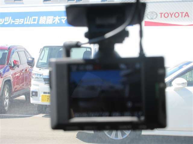 ドライブレコーダー付き車の走行状況を記録することが出来ます。もしも事故に巻き込まれた時、具体的な事故状況を第三者に伝えられる可能性が有り、大変便利です。